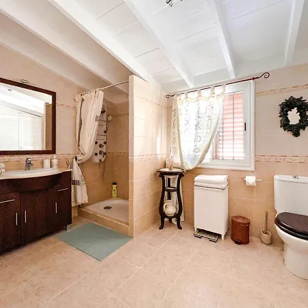 Exquisite Rural House With Garden, Pool And Sea Views Alpesi faház *