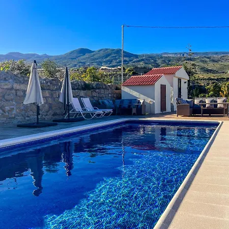 Alpesi faház Exquisite Rural House With Garden, Pool And Sea Views