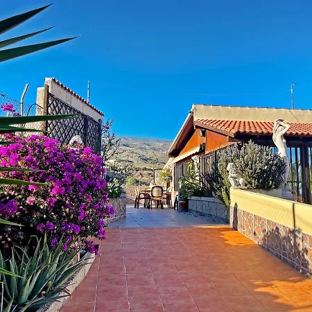 Alpesi faház Exquisite Rural House With Garden, Pool And Sea Views