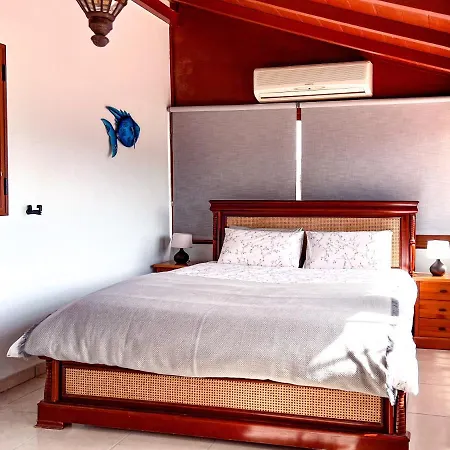 Exquisite Rural House With Garden, Pool And Sea Views Alpesi faház *