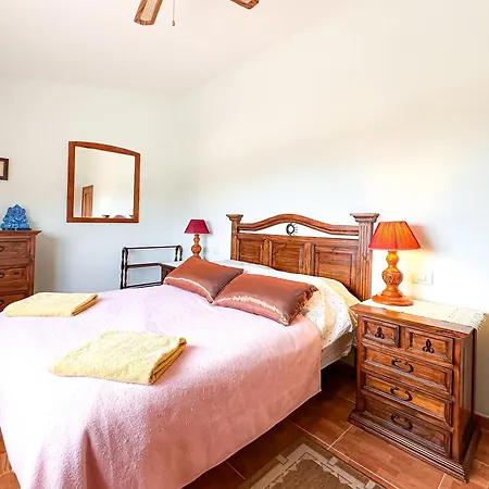 Alpesi faház Exquisite Rural House With Garden, Pool And Sea Views