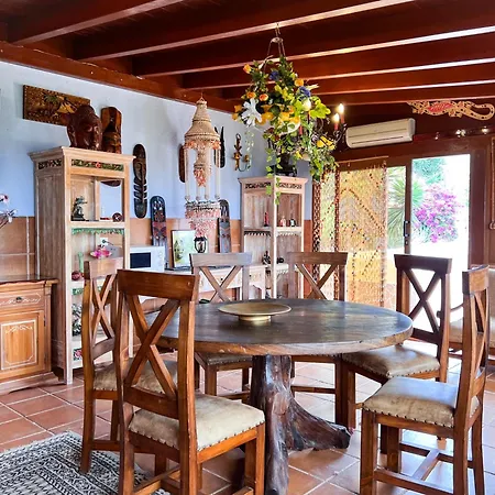 Alpesi faház Exquisite Rural House With Garden, Pool And Sea Views
