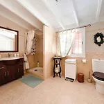 Exquisite Rural House With Garden, Pool And Sea Views Domek alpejski *