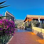 Domek alpejski Exquisite Rural House With Garden, Pool And Sea Views