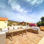 Domek alpejski Exquisite Rural House With Garden, Pool And Sea Views