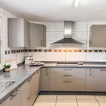 Exquisite Rural House With Garden, Pool And Sea Views Domek alpejski *