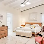 Domek alpejski Exquisite Rural House With Garden, Pool And Sea Views *