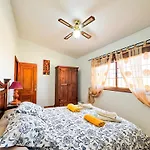 Domek alpejski Exquisite Rural House With Garden, Pool And Sea Views *